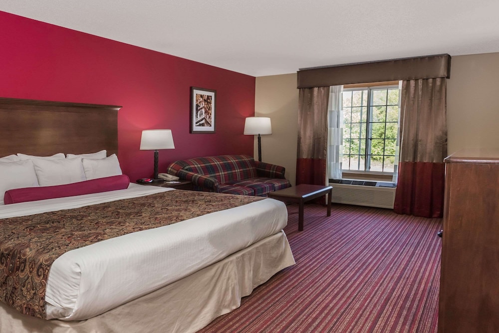 Suite, 1 King Bed, Non Smoking, Jetted Tub - Photo 1