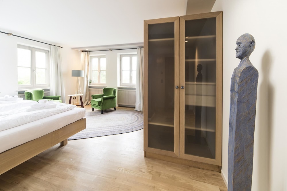 Suite - Photo 1