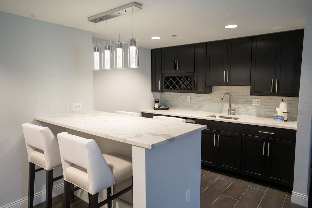 Suite, 2 Queen Beds, Refrigerator & Microwave (Wet bar) - Photo 4