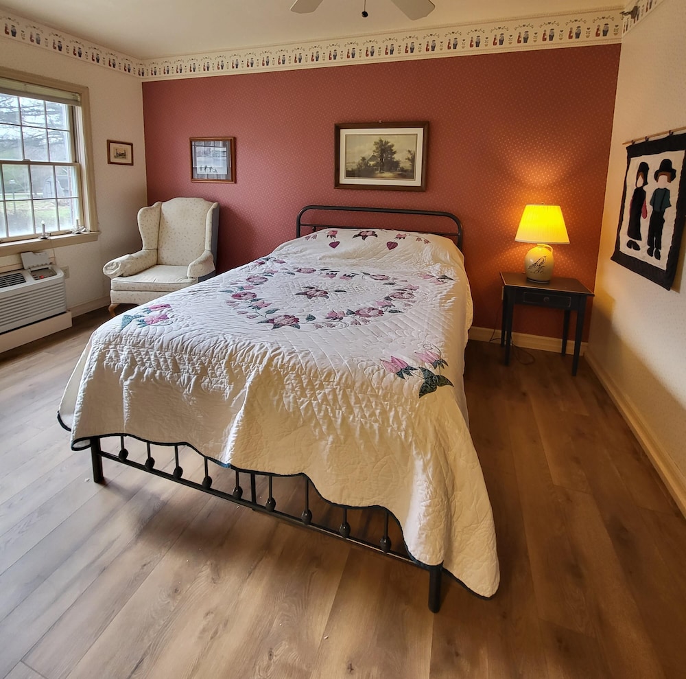 Rm 7: Amish Room photo 1