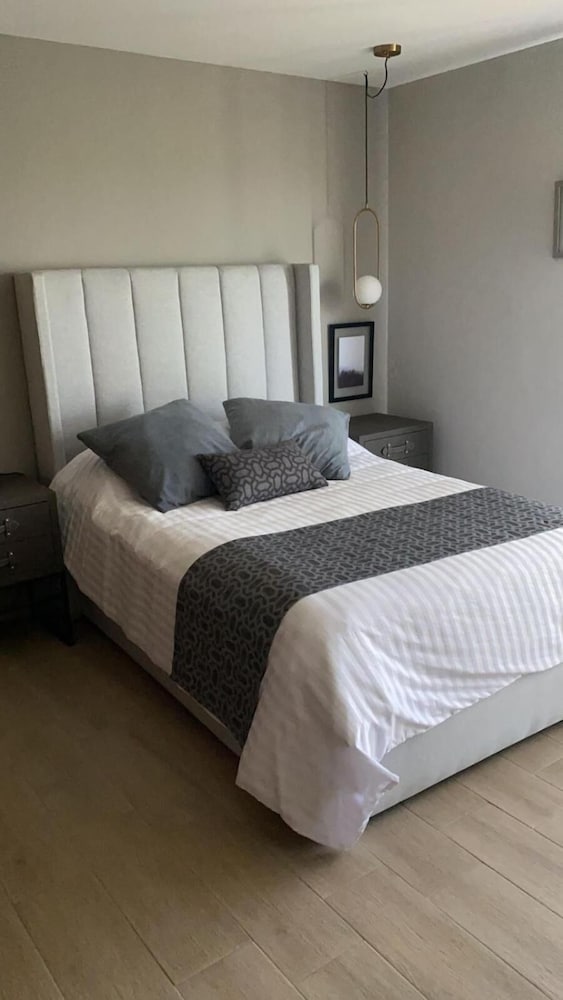 Apartment (1 queen + 2 single beds) photo 3