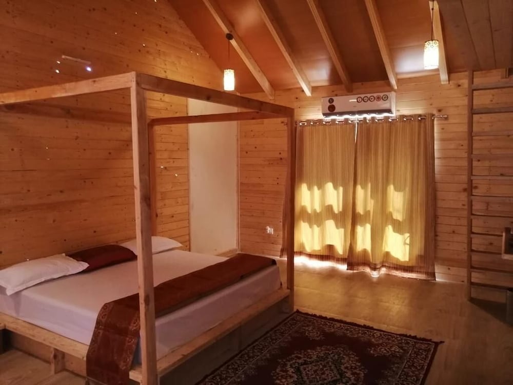 Cedar Pine Room