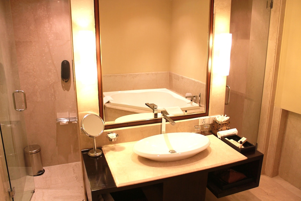 Room, 1 King Bed (Grand Luxury) - Photo 6