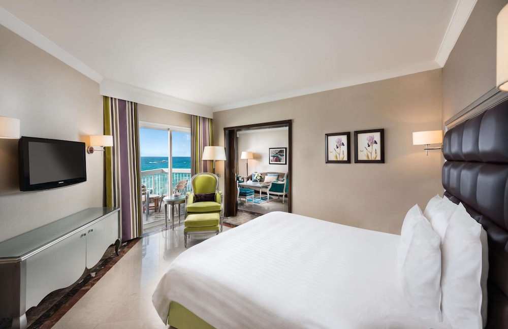 Suite, 1 King Bed, Sea View