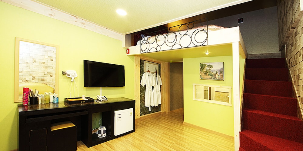 Family Duplex, Jetted Tub