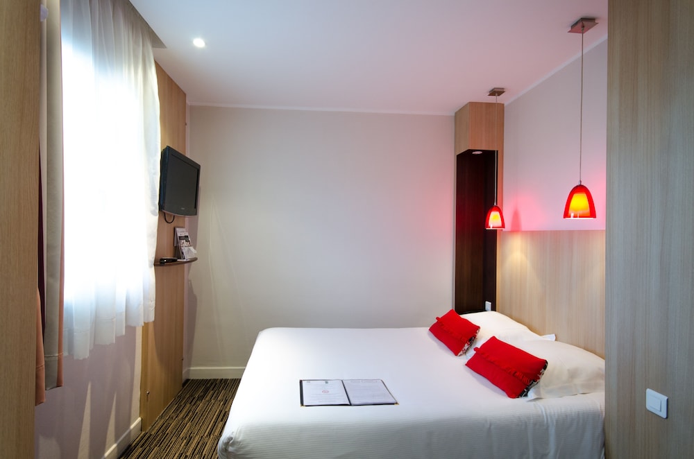 Standard Room, 1 Queen Bed, Non Smoking - Photo 1