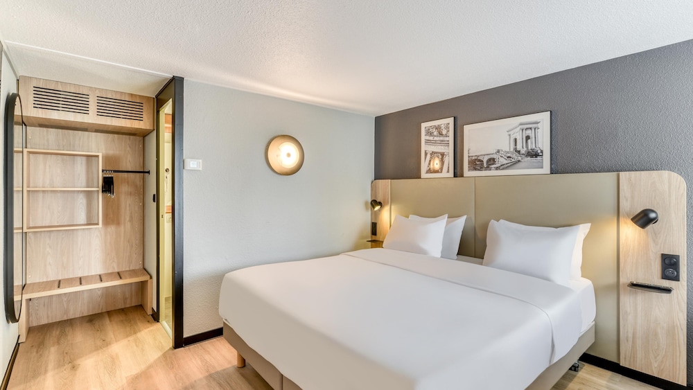 Standard Room, 1 Queen Bed, Connecting Rooms - Photo 1