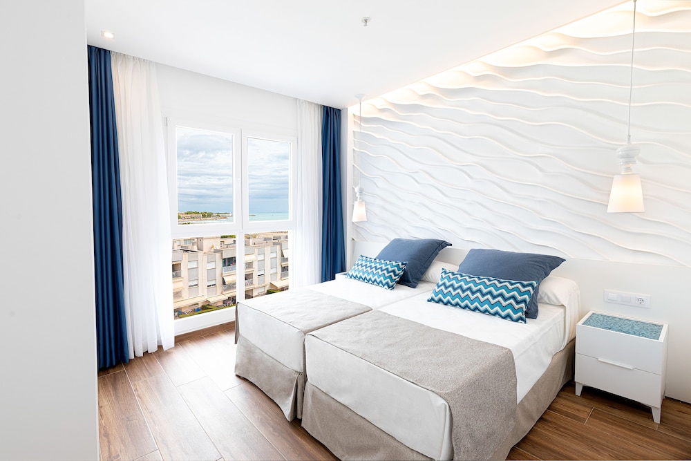 Apartment, 2 Bedrooms, Partial Sea View - Photo 1