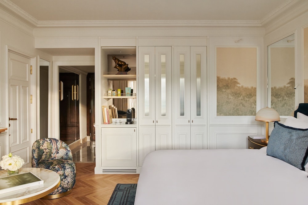 Grand Room, 1 King Bed, View