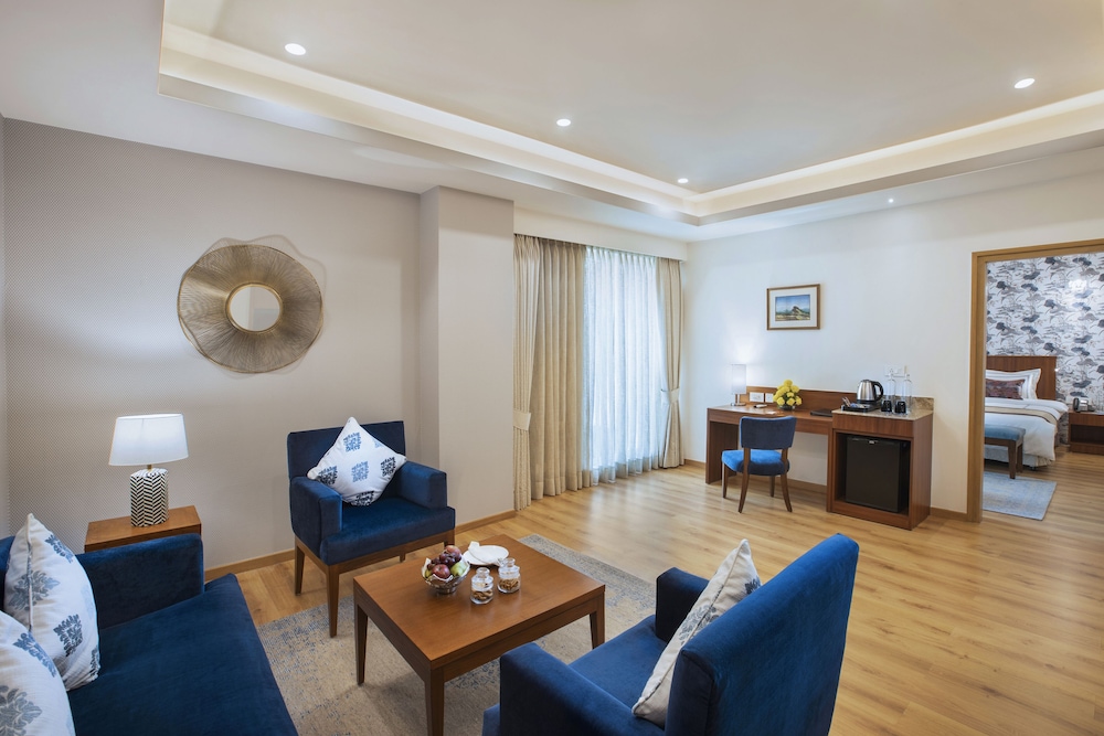 Executive Suite - Photo 2