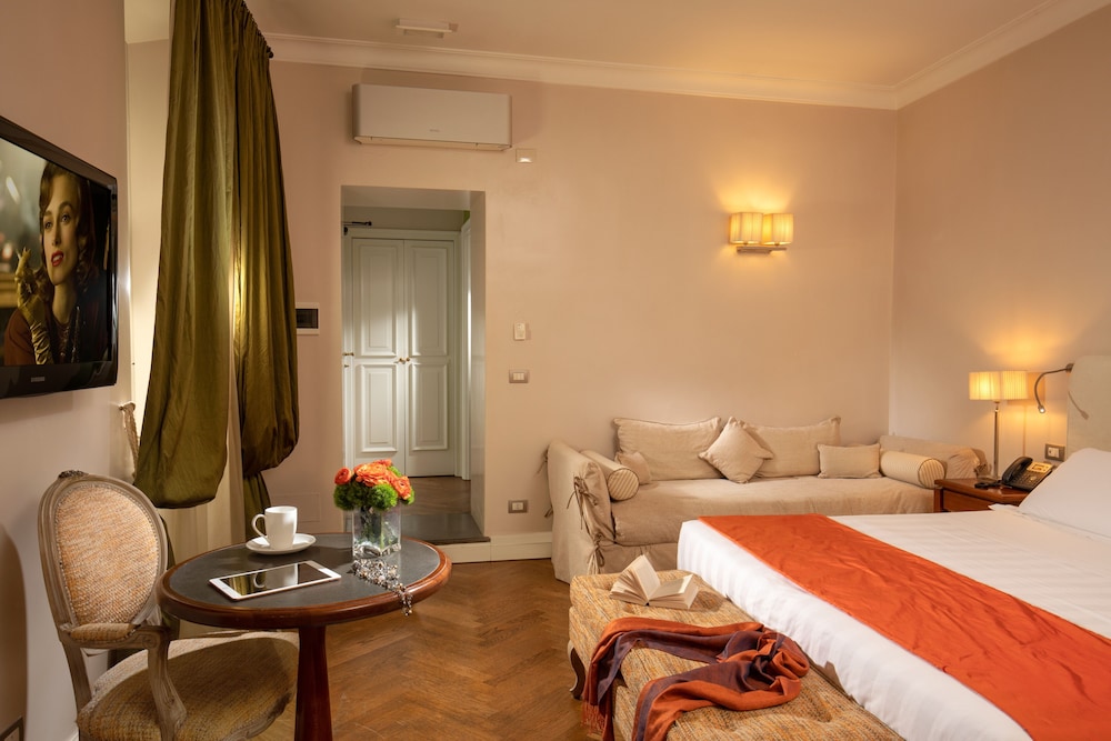 Elegance Triple Room (annex building, via del Corso 75)