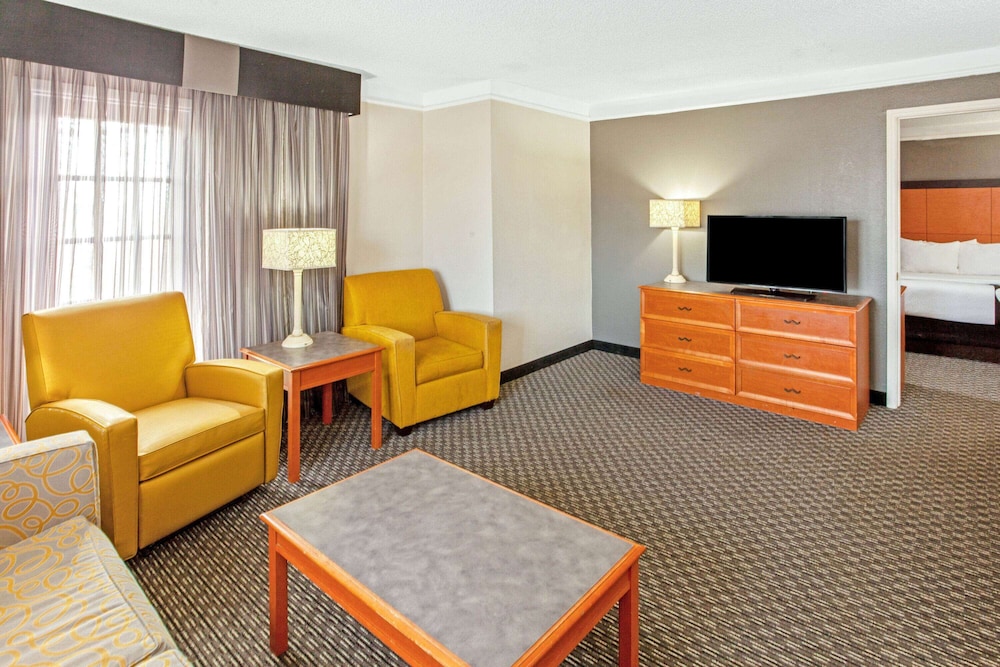 Suite, 1 King Bed, Non Smoking
