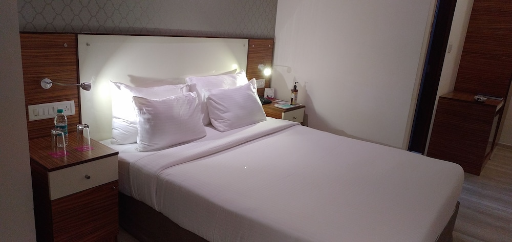 Deluxe Room (King Bed) - Photo 7