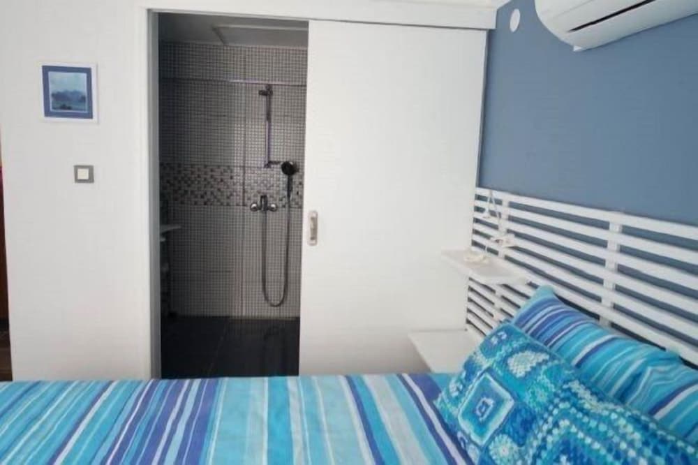 Double Room, Private Bathroom, City View photo 2