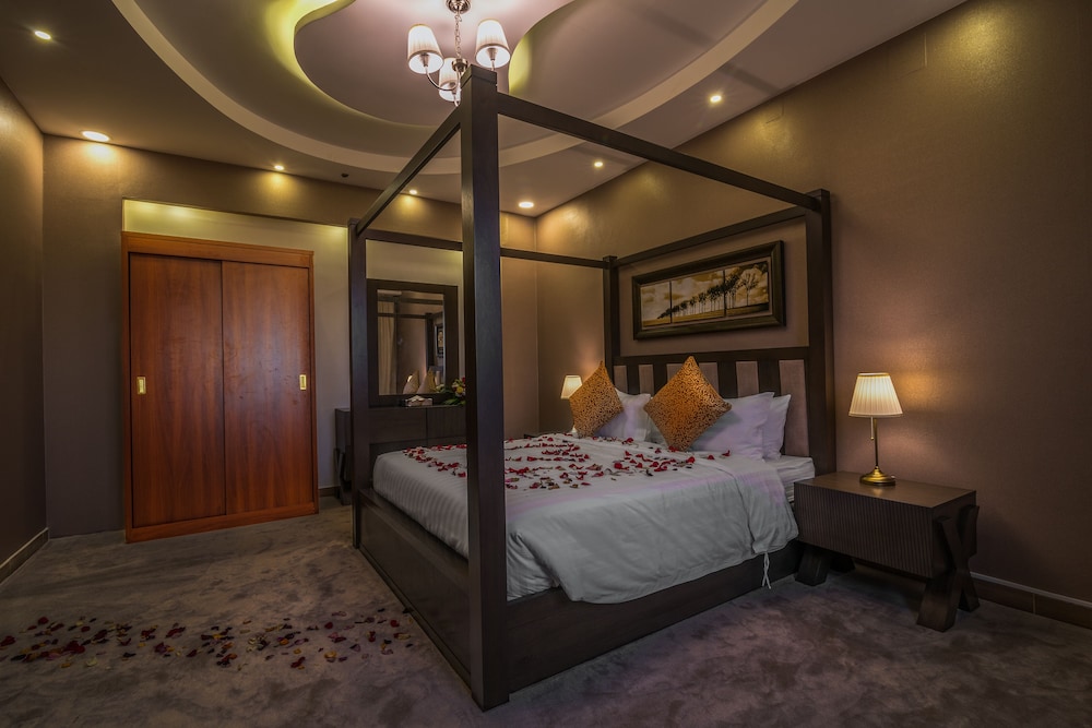 Honeymoon Suite