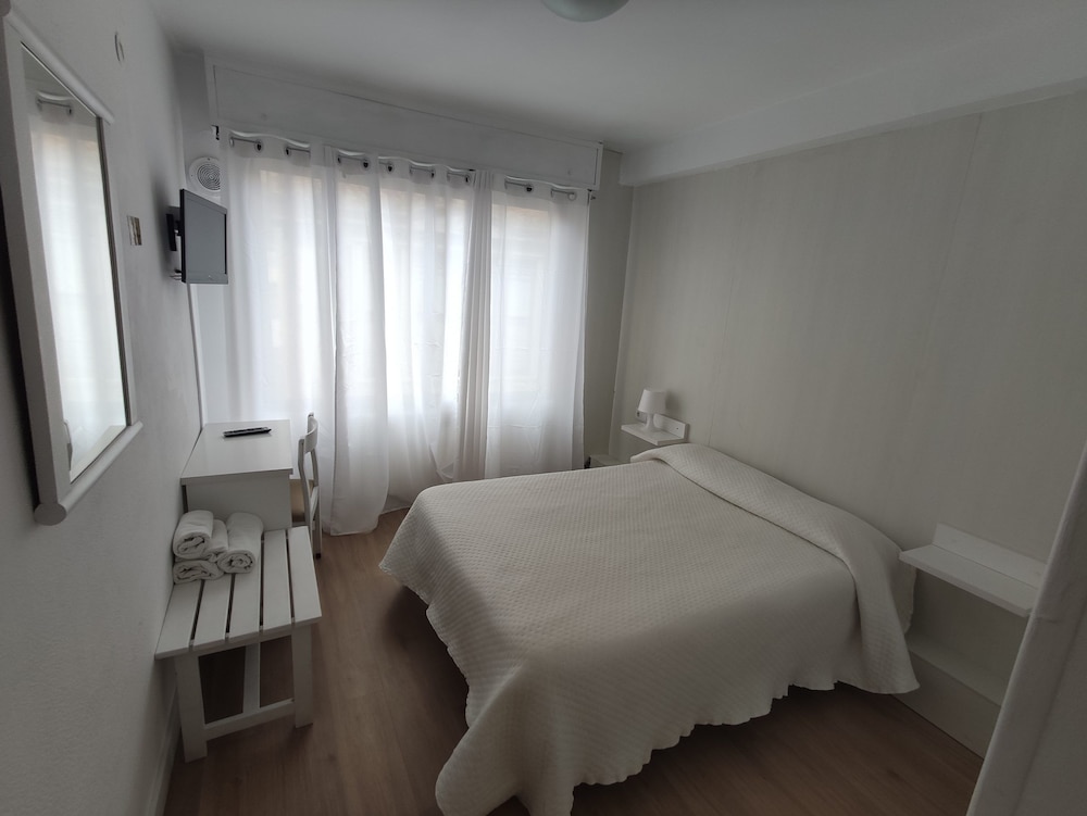 Double Room - Photo 5