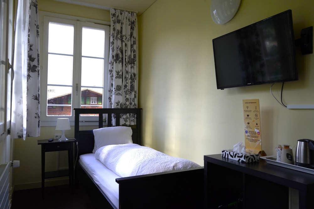 Basic Single Room, 1 Bedroom, Private Bathroom, Mountain View photo 3