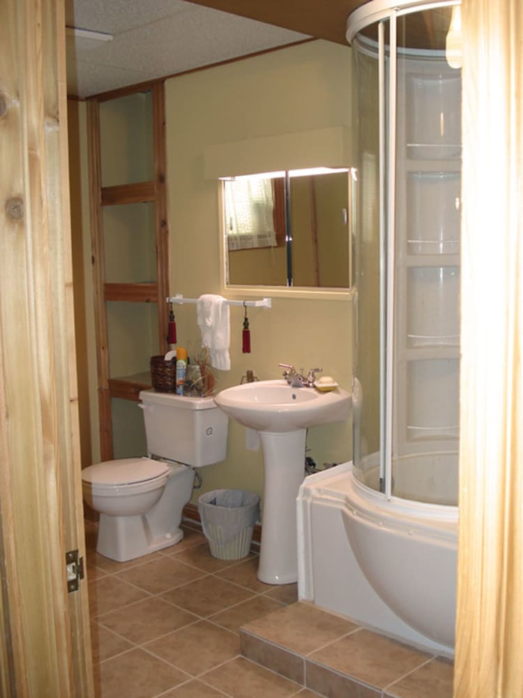 Room, 1 Queen Bed, Shared Bathroom (Charmeuse) photo 2