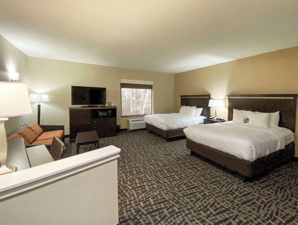 Queen Suite Deluxe Accessible - Photo 3