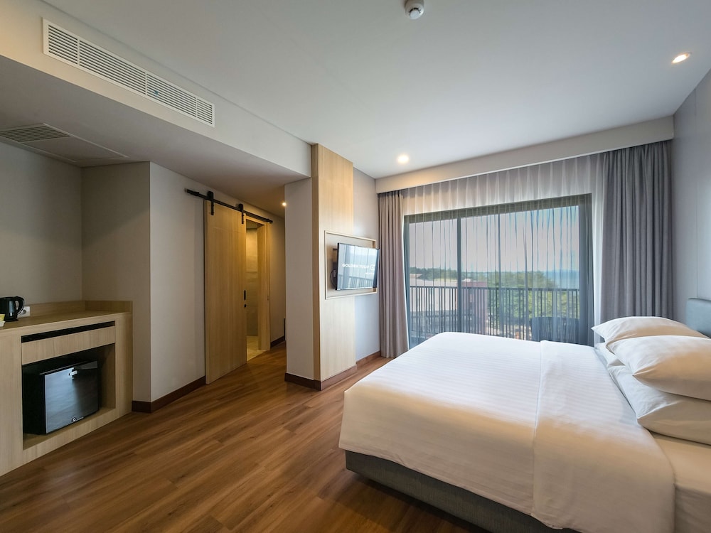 Premier Suite, 1 King Bed, Balcony, Sea View (39 SQM) photo 3