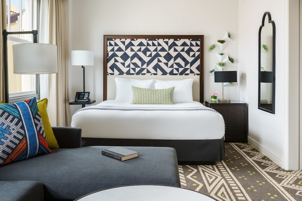 Deluxe Room, 1 King Bed With Sofa Bed (Urban Suite) thumbnail 5