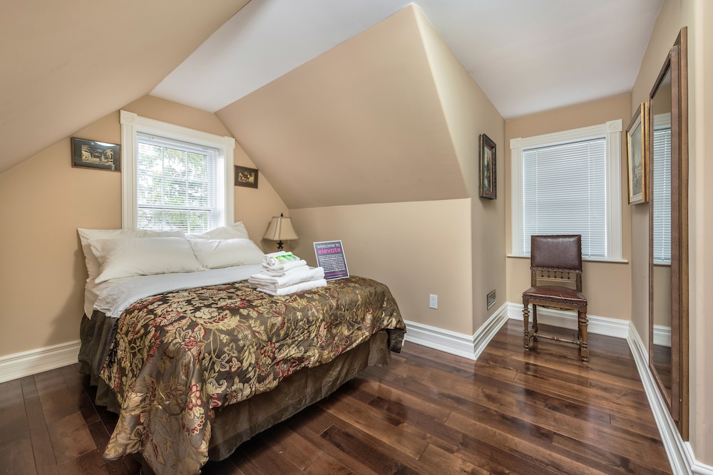 Deluxe Room, 1 Queen Bed photo 3