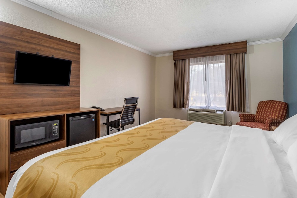 Standard Room, 1 King Bed, Non Smoking - Photo 4