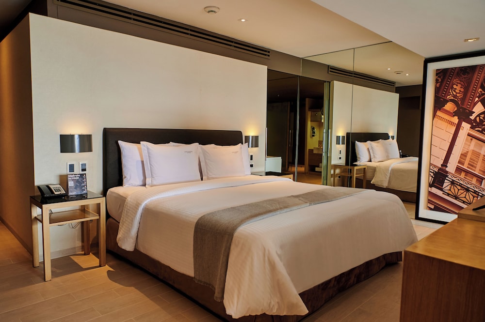 Suite, 1 King Bed - Photo 2