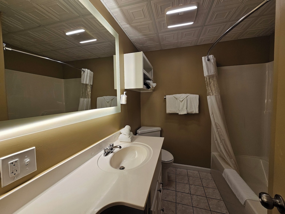 King Riverfront Castleview with Hot Tub in Main Channel photo 2