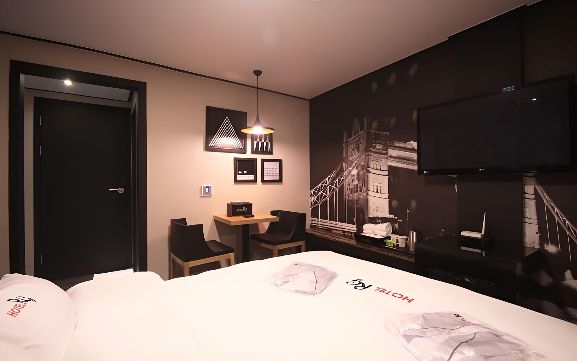 Room (Premium (70-inch TV OTT)) photo 2
