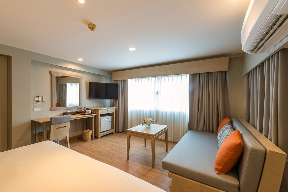 Deluxe Room, Pool View - Photo 6