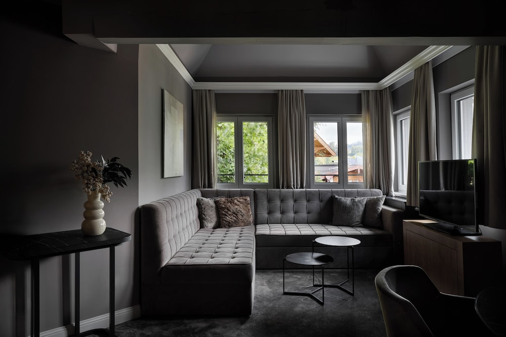Suite, 1 Queen Bed with Sofa bed photo 3