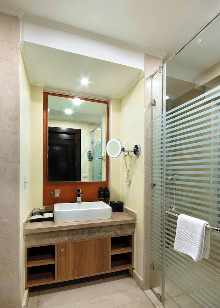 Room, 1 King Bed (Pool Cabana with direct access) - Photo 7