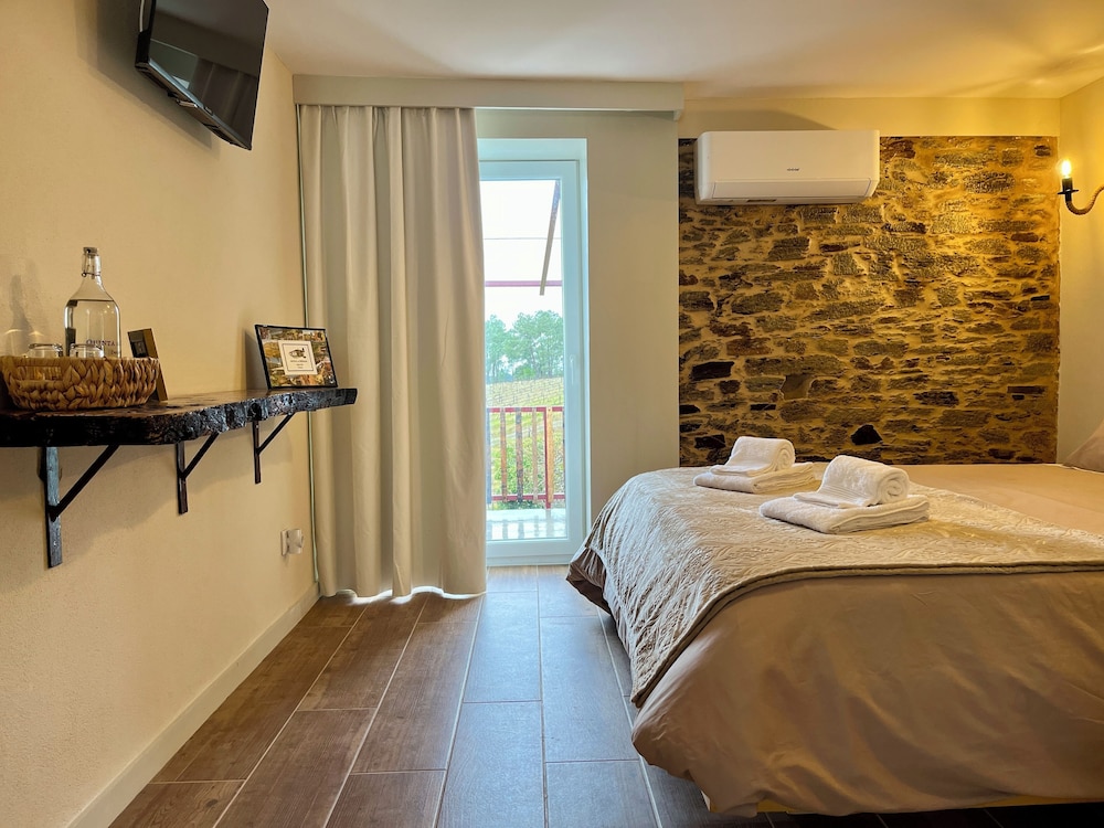 Panoramic Suite, 1 Queen Bed with Sofa bed, Mountain View photo 2