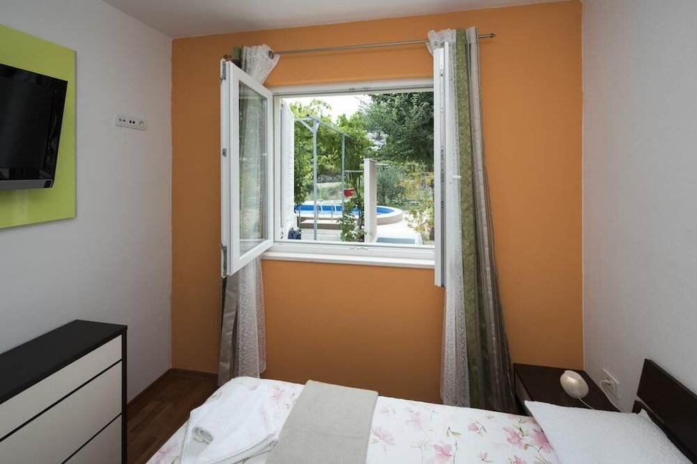House (One Bedroom Home with Pool) photo 2