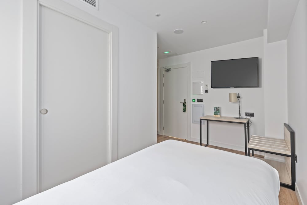 Basic Double Room (Interior)