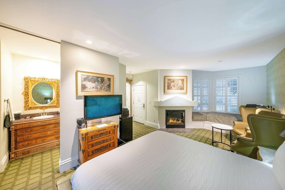 Standard Room, 1 King Bed, Non Smoking, Jetted Tub - Photo 1
