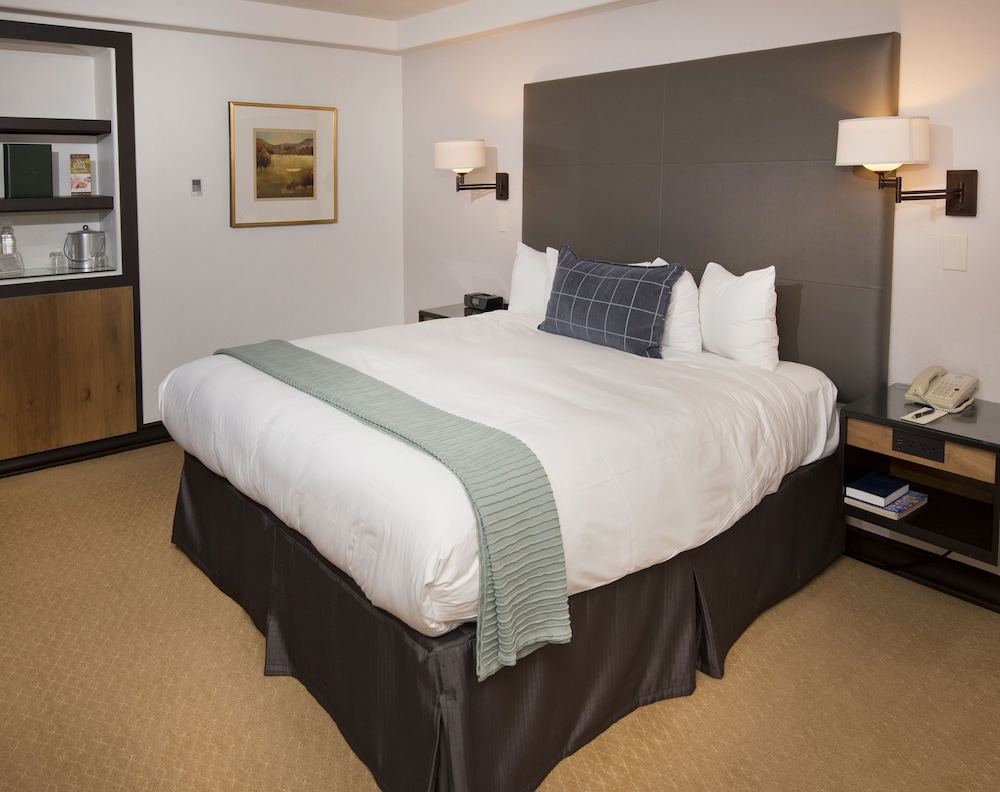 Deluxe Room, 1 King Bed - Photo 2