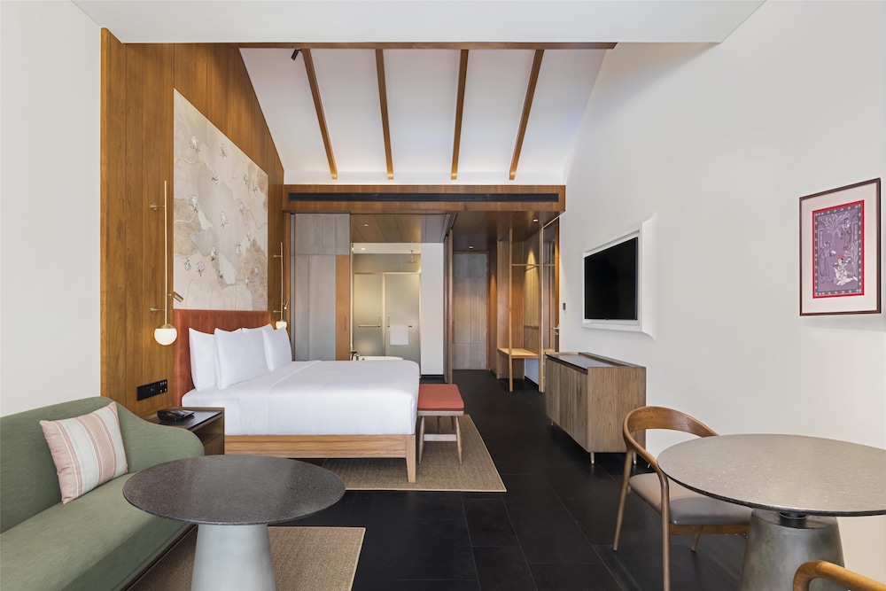 Deluxe Room, 1 King Bed, Balcony photo 1