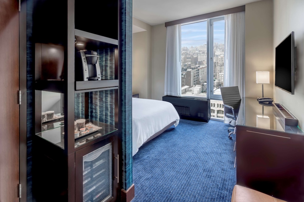 Accessible queen bed room