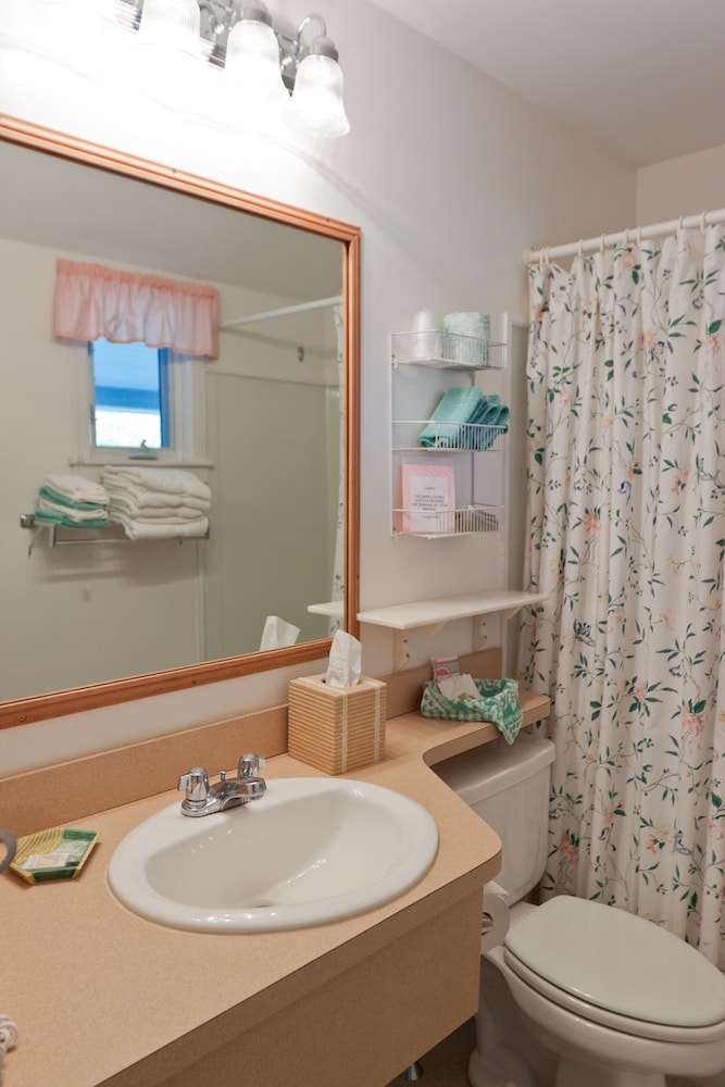 Standard Room, 2 Queen Beds - Photo 3