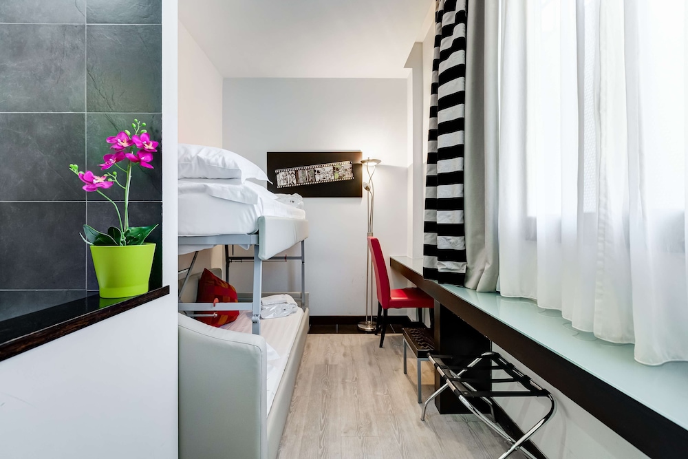 Standard Triple Room, 1 Queen Bed thumbnail 5