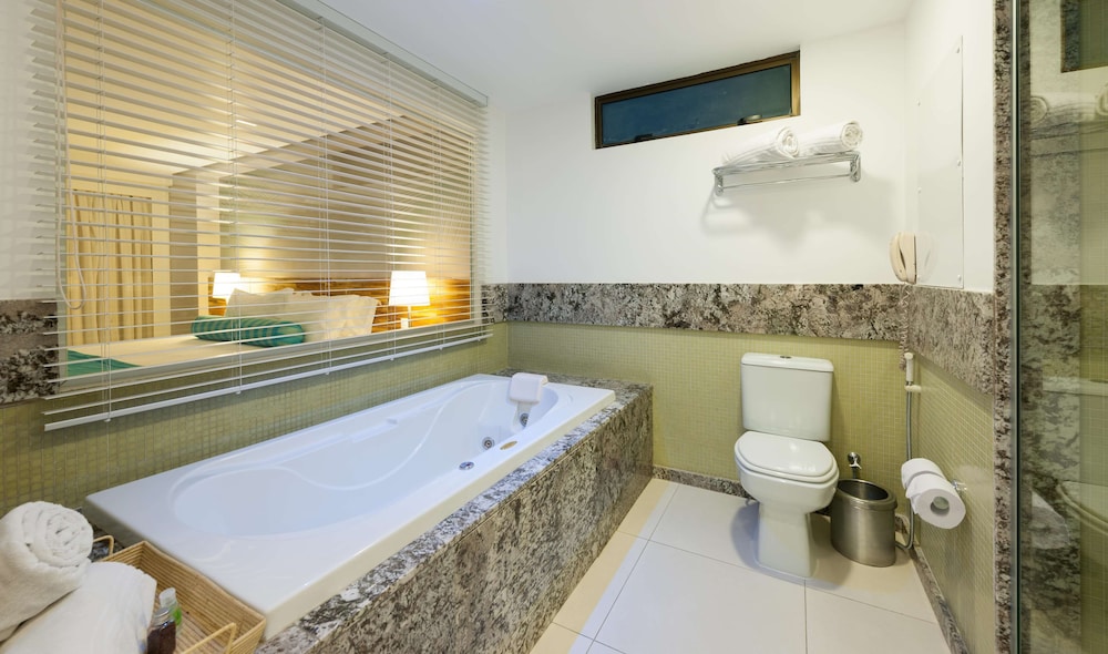 Suite, 1 King Bed, Balcony, Oceanfront thumbnail 6
