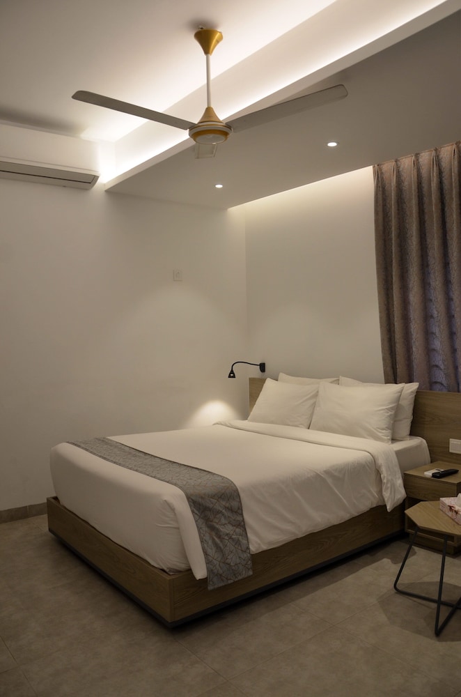 Deluxe Queen Room - Photo 7