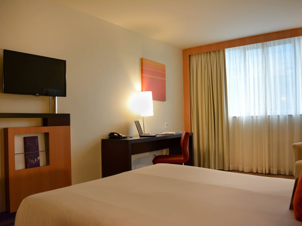 Superior Apartment, 1 Queen Bed, Partial Sea View thumbnail 6