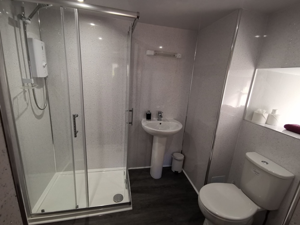 Basic Twin Room, Ensuite photo 2