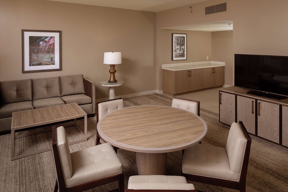 Suite, 1 King Bed, Balcony - Photo 4