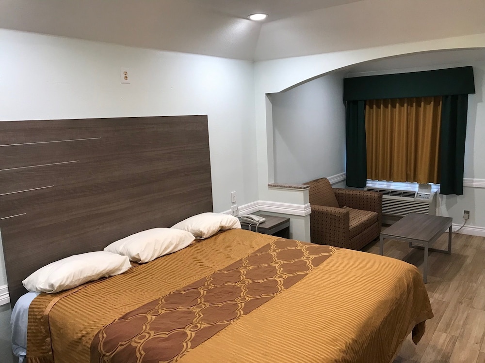 Standard Studio Suite, 1 King Bed, Smoking photo 1
