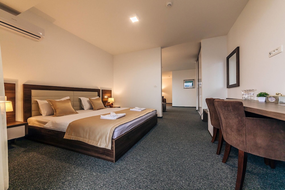 Deluxe Suite, Multiple Beds, Mountain View