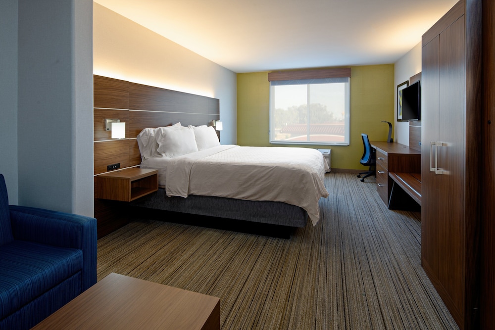 Suite, 1 King Bed - Photo 3